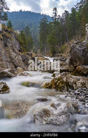 Cascade dans le Kuhflucht, Farchant, Bavière, Allemagne Banque D'Images