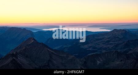 Montagnes et collines après le coucher du soleil.Forêt de Bregenz avec lac de Constance.En arrière-plan la Forêt Noire.Vorarlberg, Autriche, Suisse, Allemagne, Europe Banque D'Images