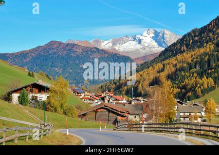 Autriche, Tyrol, Wipptal, Obernberg am Brenner, en arrière-plan les Alpes de Zillertal, paysage, nature, montagnes, localité,Brenner, rue, maisons, cours, paysage de montagne, Banque D'Images