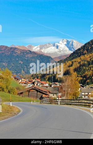 Autriche, Tyrol, Wipptal, Obernberg am Brenner, en arrière-plan les Alpes de Zillertal, paysage, nature, montagnes, localité,Brenner, rue, maisons, cours, paysage de montagne, Banque D'Images