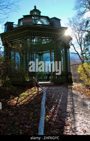 Jeune homme dans le pavillon rococo dans les jardins du palais de Linderhof Palace, soleil, contre-feu, feu arrière, vue, municipalité d'Ettal,Ammertal, Alpes d'Ammergau, haute-Bavière, Bavière, Allemagne Banque D'Images