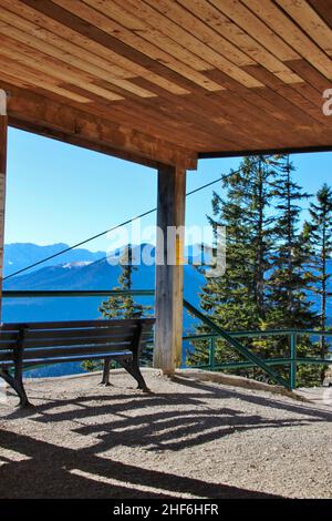 Randonnée de Walchensee à l'Herzogstand, 1731 M., le banc à la station de montagne vous invite au repos, Prealps, Allemagne, Bavière, haute-Bavière,Tölzer Land Banque D'Images