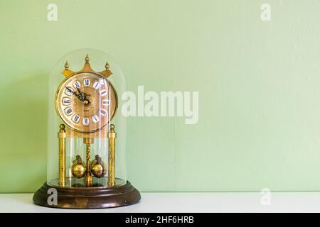 Hull, Royaume-Uni - 26th août 2019 : horloge ancienne en bronze d'or antique avec chiffres romains et une main ticking.Style de vie domestique, décoration, style de vie Banque D'Images