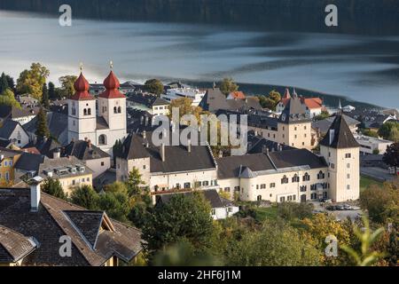 Vue sur l'abbaye de Millstatt et le lac de Millstatt, Millstatt am See, Spittal an der Drau District, Carinthie, Autriche, Europe Banque D'Images