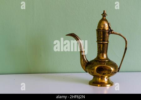 Hull, Royaume-Uni - 25th août 2019: Aladdin genie magie lampe style maison décoration ornement.Théière en bronze unique conceptualisant le design moderne de la maison vintage Banque D'Images