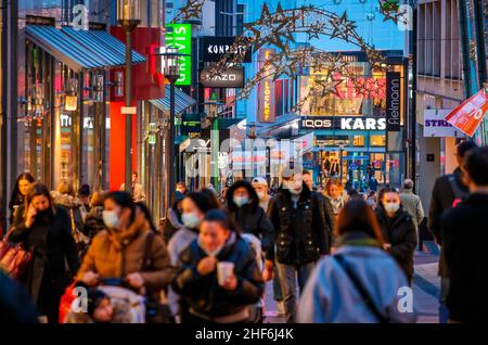 Essen, Rhénanie-du-Nord-Westphalie, Allemagne - 2G magasins dans le centre-ville d'Essen en temps de crise corona.Il y a beaucoup de passants qui magasinent pour Noël dans la Limbecker Strasse décorée avec goût.Les magasins ne peuvent être entrés que par les personnes qui ont récupéré ou qui ont été vaccinées.A l'arrière, le centre commercial Limbecker Platz.Dans la zone piétonne d'Essen, il n'y a pas d'obligation de porter un masque, mais une recommandation de porter un masque. Banque D'Images