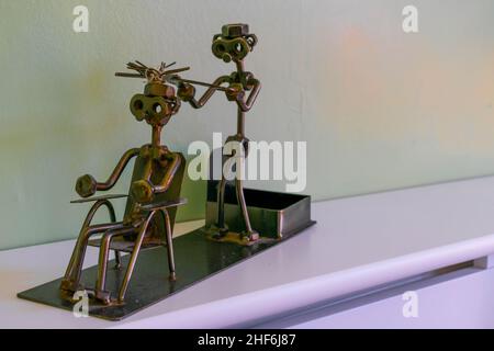 Hull, Royaume-Uni - 25th août 2019 : décoration métallique industrielle stéampunk pour la maison.Statue en bronze unique et rétro conceptualisant un style maison vintage et moderne Banque D'Images