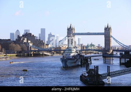 Vue sur Tower Bridge au-dessus de la Tamise sous le soleil d'hiver, à Londres, Royaume-Uni Banque D'Images