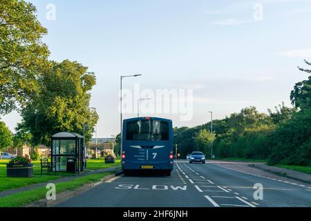 23rd août 2019 - Durham, Royaume-Uni: Le bus britannique qui se déplace à Middlesbrough via Stockton s'arrête à un arrêt de bus, les voitures derrière doivent attendre en raison de la comin Banque D'Images