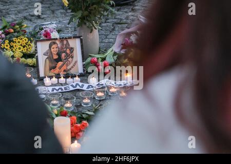 Belfast, Royaume-Uni.14th janvier 2022.14th janvier 2022, hôtel de ville de Belfast.Une photo d'Ashling Murphy peut être vue parmi la veillée aux chandelles.Crédit : Pathos Images/Alamy Live News Banque D'Images