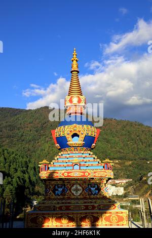 Stupa bouddhiste avec montagne himalayenne avec fond bleu ciel au monastère de Bouddha de Dirang, attraction touristique de l'architecture de Bouddha à Arunachal Banque D'Images