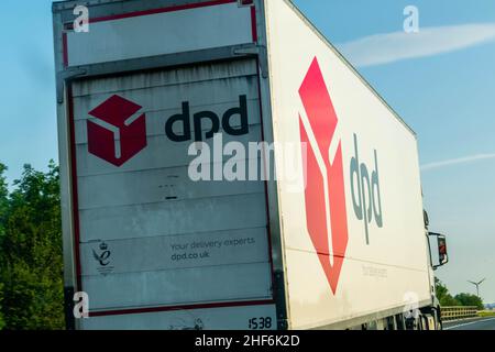 Durham, Royaume-Uni - 23rd août 2019 : groupe DPD, camion descendant une autoroute britannique.Services de courrier multinational français.Colis de livraison posta Banque D'Images