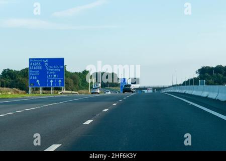 Leeds, Royaume-Uni - 23rd août 2019 : des voitures descendent l'autoroute britannique A1 avec des panneaux bleus indiquant les conducteurs vers Richmond, Leeds, Brough, Wetherby, Banque D'Images