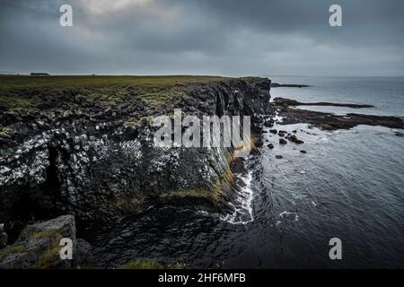 Côte, Gatklettur, Arnarstapi, Snæfellsnes, Islande Banque D'Images