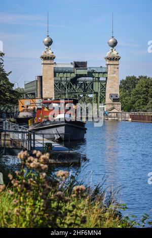 Waltrop, Rhénanie-du-Nord-Westphalie, Allemagne, pont et écluse Waltrop.Ici, le navire du musée industriel LWL soulève Henrichenburg vu de la haute eau.Les quatre structures de descente à la branche du canal Rhin-Herne depuis le canal Dortmund-EMS sont connues sous le nom de parc d'écluses de Waltrop.Le seul système de levage en fonctionnement est le nouveau verrou, construit en 1989 entre l'ancien verrou d'arbre et le nouveau relevage. Banque D'Images