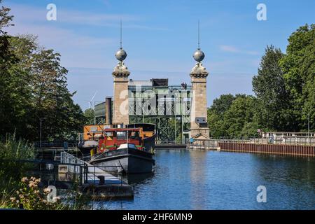 Waltrop, Rhénanie-du-Nord-Westphalie, Allemagne, pont et écluse Waltrop.Ici, le navire du musée industriel LWL soulève Henrichenburg vu de la haute eau.Les quatre structures de descente à la branche du canal Rhin-Herne depuis le canal Dortmund-EMS sont connues sous le nom de parc d'écluses de Waltrop.Le seul système de levage en fonctionnement est le nouveau verrou, construit en 1989 entre l'ancien verrou d'arbre et le nouveau relevage. Banque D'Images