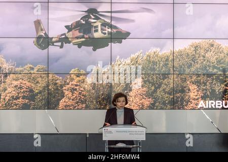 Marignane, France.14th janvier 2022.On voit Florence Parly faire un discours à l'usine d'Airbus Helicopters. Florence Parly, ministre de la Défense, visite l'usine d'Airbus Helicopters à Marignane.Elle a officialisé un contrat pour la validation de l'achat de 30 nouveaux hélicoptères NH160 surnommés "guépard".Cet ordre perpétue l'emploi du site industriel pendant au moins 15 ans.(Photo de Laurent Coust/SOPA Images/Sipa USA) crédit: SIPA USA/Alay Live News Banque D'Images