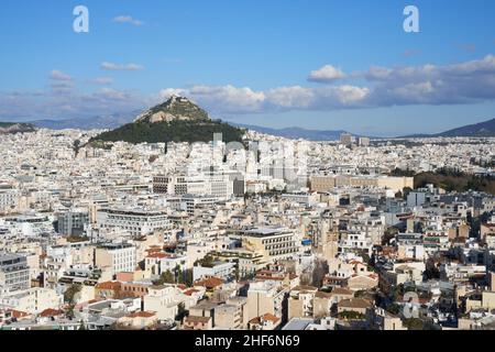 Paysage urbain d'Athènes, photo prise depuis les murs de l'Acropole.Le Parlement grec et la colline du Lycabette sont situés en arrière-plan. Banque D'Images