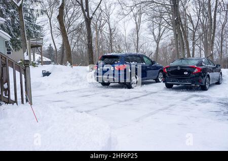 nettoyer l'arrière-cour avec des voitures après la tempête de neige Banque D'Images