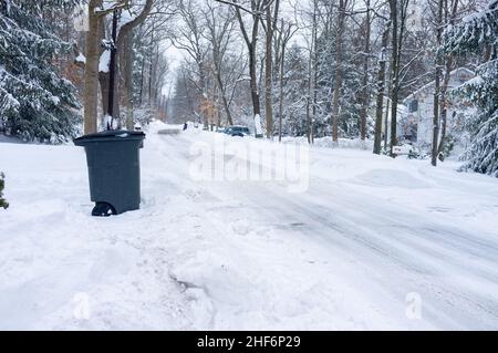 route couverte de neige après la tempête de neige dans le quartier de banlieue Banque D'Images