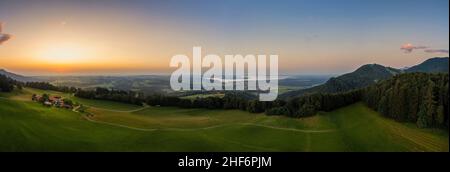 Un coucher de soleil à couper le souffle sur le populaire chiemsee bavarois à côté des montagnes des alpes. Magnifique destination de vacances en été Banque D'Images