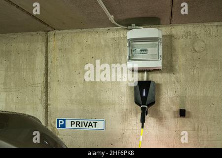 Un Wallbox installé, une station de recharge pour les voitures électriques avec la boîte à fusibles combinée, pour avoir le contrôle sur les risques de recharger votre voiture électrique à la maison Banque D'Images