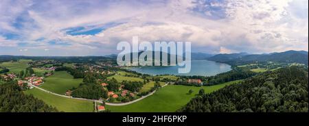 Espace de loisirs bavarois du Tegernsee, la vue sur les alpes depuis une vue de haut angle d'un drone lors d'une belle journée d'été avec le Gut Kaltenbrunn en premier plan Banque D'Images