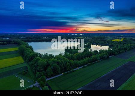 Magnifique vue aérienne du matin sur la Feringasee à Unterfoehring avec un lever de soleil rouge vif. Un merveilleux début de journée Banque D'Images