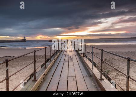 Une matinée glorieuse à Blyth Beach, avec un magnifique lever de soleil sur l'ancienne jetée en bois qui s'étend sur la mer du Nord Banque D'Images