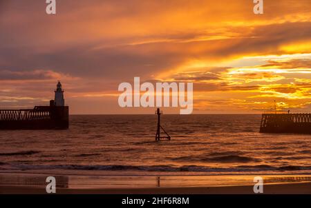 Une matinée glorieuse à Blyth Beach, avec un magnifique lever de soleil sur l'ancienne jetée en bois qui s'étend sur la mer du Nord Banque D'Images