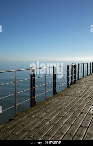 Promenade et escrime sur la jetée avec vue sur la mer et la plage Banque D'Images