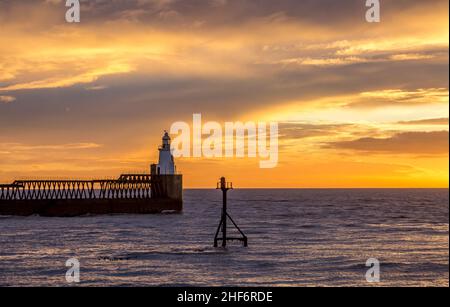 Une matinée glorieuse à Blyth Beach, avec un magnifique lever de soleil sur l'ancienne jetée en bois qui s'étend sur la mer du Nord Banque D'Images