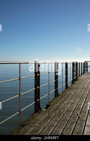 Promenade et escrime sur la jetée avec vue sur la mer et la plage Banque D'Images