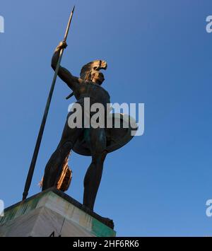 Grèce, Iles grecques, Iles Ioniennes, Corfou, Achilleion,Résidence de l'impératrice Sissis, construite en 1889, architecture basée sur la mythologie grecque, plus grande que la vie statue en bronze de l'Achille victorieuse, photographiée en diagonale ci-dessous, ciel bleu sans nuages, sculpteur Johannes Götz Banque D'Images