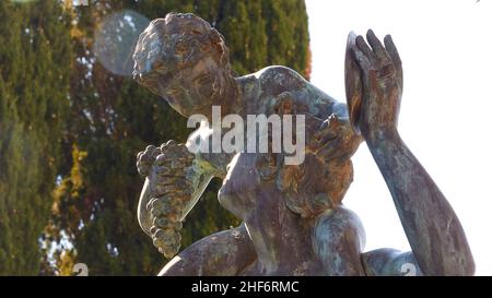 Grèce, Iles grecques, Iles Ioniennes, Corfou, Achilleion,Résidence de l'impératrice Sissis, construite en 1889, architecture basée sur la mythologie grecque, jardin, sculpture en bronze, jeune homme avec une vigne dans sa main Banque D'Images