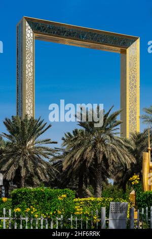 Le détail du Dubai Frame au loin avec des palmiers au premier plan Banque D'Images