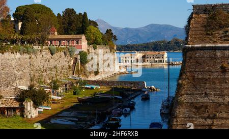 Grèce, Iles grecques, Iles Ioniennes, Corfou, Corfou,Pont entre la ville et l'ancienne forteresse, vue du pont vers la mer et le Faliraki, les remparts de gauche de la ville, les murs de droite de l'ancienne forteresse Banque D'Images