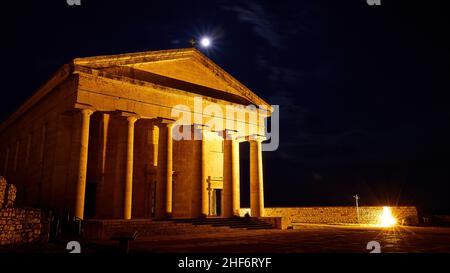 Grèce, Iles grecques, Iles Ioniennes, Corfou, ville de Corfou,Ancienne forteresse, prise de nuit, église de Saint George, illuminée, pleine lune au-dessus Banque D'Images