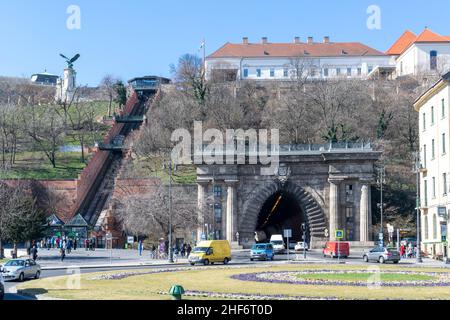 Budapest, Hongrie - 12th mars 2019 : le funiculaire de Castle Hill relie la place Adam Clark et le pont de la chaîne Széchenyi au niveau de la rivière au château de Buda.V Banque D'Images