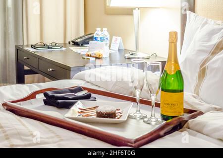 Champagne et brunes dessert dans une chambre d'hôtel à Washington DC, va, Etats-Unis Banque D'Images