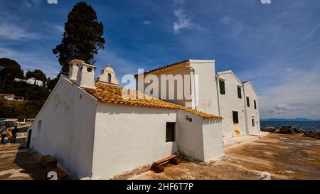Grèce, îles grecques, îles Ioniennes, Corfou, monastère de Vlacherna,vue panoramique sur le bâtiment du monastère, ciel bleu avec nuages, Banque D'Images