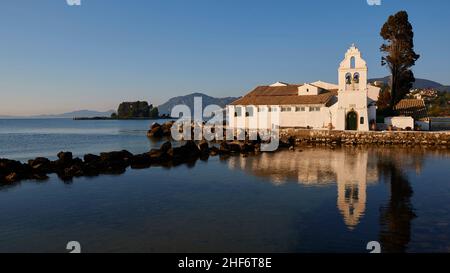 Grèce, Iles grecques, Iles Ioniennes, Corfou, Monastère de Vlacherna,Monastère de Vlacherna J'ai réfléchi dans la mer lisse, lumière du matin, arbre haut à côté du monastère, mer bleu foncé, ciel bleu, pas de nuages Banque D'Images