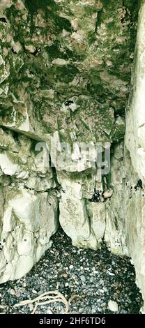 Dans les falaises verticales de craie on rencontre des grottes, caractéristiques de la Côte d'Albatre, Quiberville Plage, France, Normandie, Banque D'Images