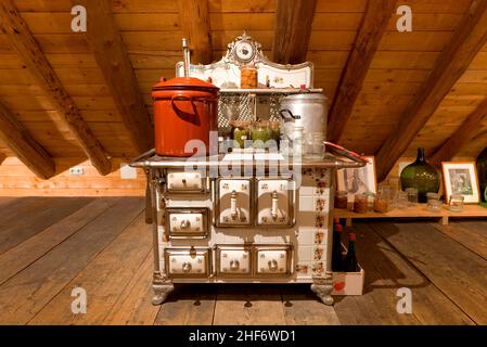 Ancien poêle dans le grenier, Gernsheim, Rhénanie-du-Nord-Westphalie Banque D'Images