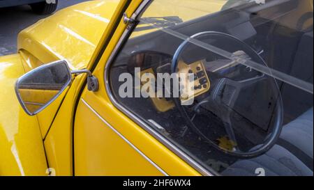 Citroën 2 CV à Narbonne. Banque D'Images