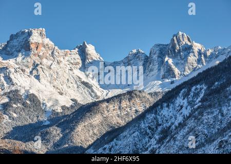 Chaîne de montagnes de San Sebastiano avec le mont Tamer, Cima de la Gardesana, Castello di Moschesin, Parc national Dolomiti Bellunesi, province de Belluno, Vénétie, Italie Banque D'Images