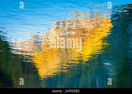 image abstraite, réflexions sur la surface de l'eau, réflexions de montagnes sur le lac Banque D'Images