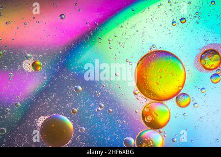 Bulles d'huile à la surface de l'eau, fond multicolore, image abstraite Banque D'Images