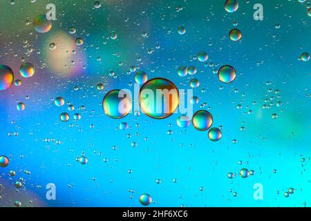 Bulles d'huile à la surface de l'eau, fond multicolore, image abstraite Banque D'Images