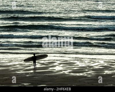 Surfeur attendant la vague parfaite à Watergate Bay Beach, dans le sud de l'Angleterre, en Cornouailles Banque D'Images